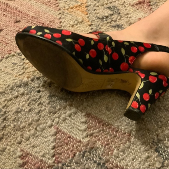 ✨CHELSEA CREW ✨vintage reproduction cherry print heels 🍒 - Picture 4 of 7